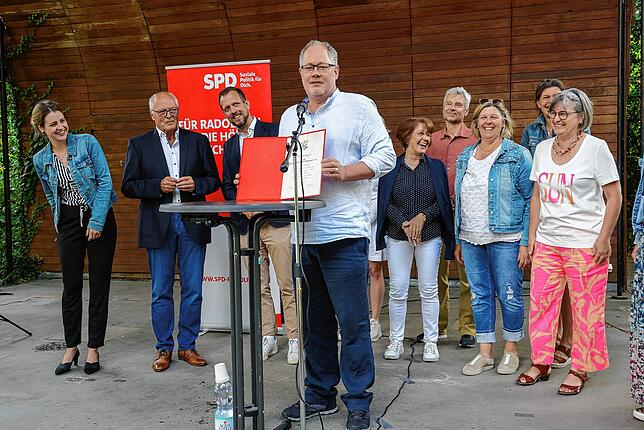 Gute Laune bei allen Beteiligten: Der Vorsitzende der Nachbarschaftshilfe Möggingen (Bildmitte) präsentiert die Auszeichnung der SPD ...