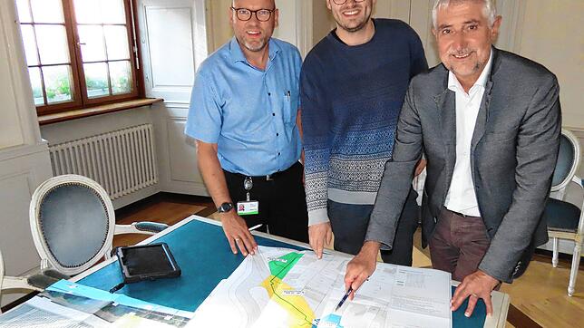 Das Engagement der Stadt für die Wärmewende setzt auf die Erweiterung des Nahwärmenetzes. (von links) Stadtwerkechef Markus Linder hat ...