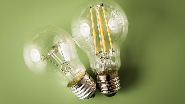 Alte Glühbirnen kosten viel Strom: Moderne LED-Lampen sparen bis zu 90 Prozent Energie.
