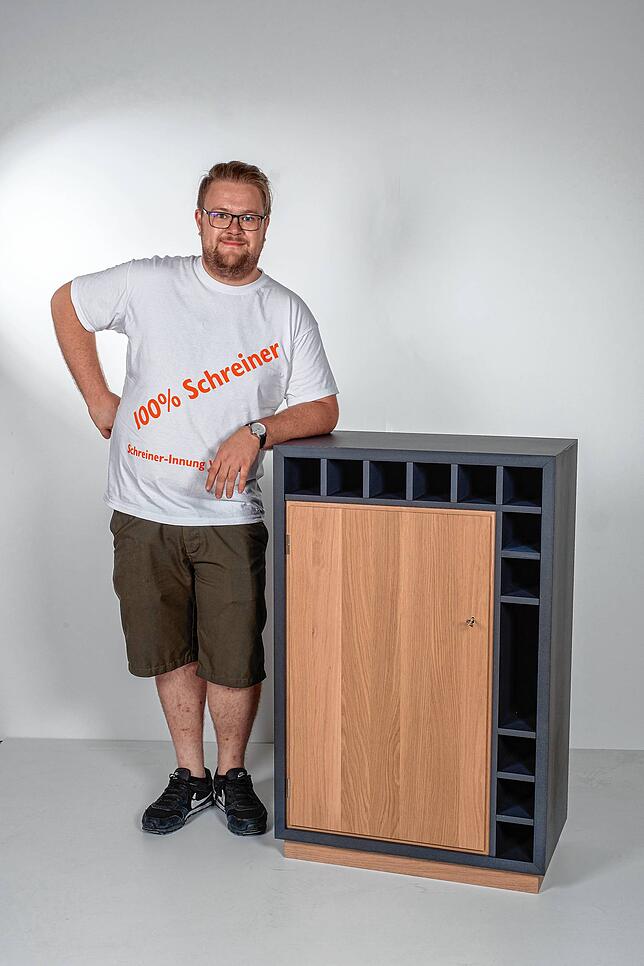 Bild 3: Von der Mini-Bar bis zum Schminktisch: So kreativ sind die Schreiner-Gesellen aus dem Kreis Waldshut