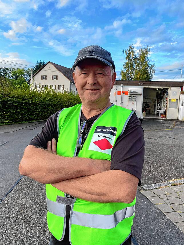 Schwarzwaldverein-Wegewart Roland Lelonek hatte die Wegstrecke durch acht Ortsteile ausgearbeitet und ausgeschildert und erhielt für ...