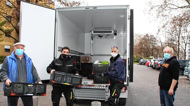 Sie schleppen Kisten für die Bedürftige: Gerhard Kramer (von links), Mischa Bondarenko, Rainer Schmidt und Frank Krieger bringen die von ...