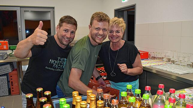 Beste Bewirtung durch Ortschaftsrat, Vereine und Essen vom Partyservice. Von links: Simon Fritz, Stefan Topf und Johanna Isele. Die ...