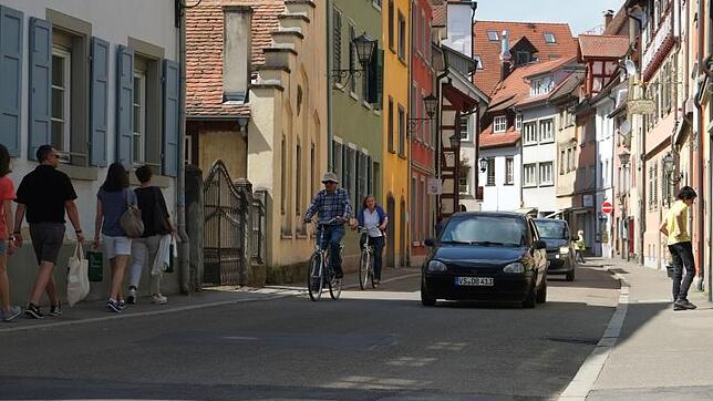 Noch teilen sich Fußgänger, Fahrradfahrer und Autos die Hafenstraße. Künftig wird der motorisierte Individualverkehr aus der ...