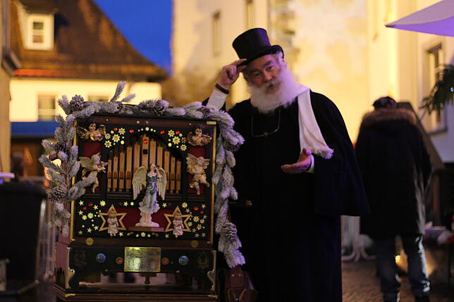 Winfried Böhm mit seiner Drehorgel auf dem Weihnachtsmarkt. Das neue Konzept soll beibehalten werden.