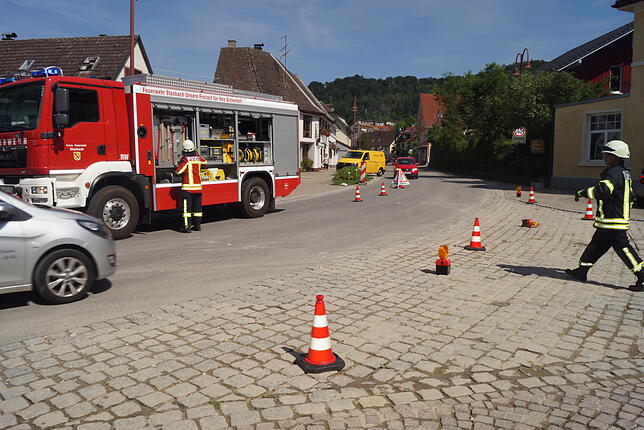 Der Morgen nach dem Unwetter in Ludwigshafen vom Freitag, 21. Juli auf Samstag, 22. Juli: Die Feuerwehr überwacht die Straßensperre in ...
