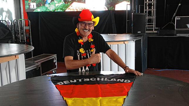 Die Leinwände stehen bereits: Trotz der hohen Coronaauflagen hat sich Elmar Huber dazu entschlossen, ein Public Viewing in den Bad ...