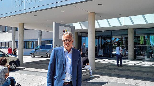 Geschäftsführer Matthias Geiser, hier vor dem Haupteingang des Schwarzwald-Baar-Klinikums, muss erstmalig rote Zahlen für den ...