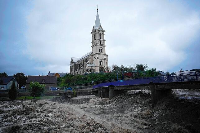Tschechien, Mikulovice (Nickelsdorf): Der vom Hochwasser aufgewühlte Fluss Bela rauscht an einer Kirche vorbei.