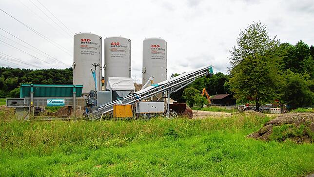 Am Regenüberlaufbecken Kniebreche ist eine Großbaustelle eingerichtet. Die Kapazität der Anlage soll verdoppelt werden.