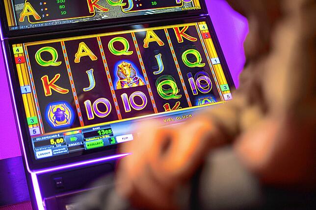 Bunt und verheißungsvoll flackern die Symbole, in jeder Sekunde winkt der große Reichtum: Glücksspiel kann schnell süchtig machen. ...