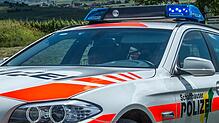Ein Einsatzfahrzeug der Schaffhauser Polizei (Symbolbild). Ein Mann (20) klettert in Schaffhausen auf einen Kran, bleibt hängen und löst ...