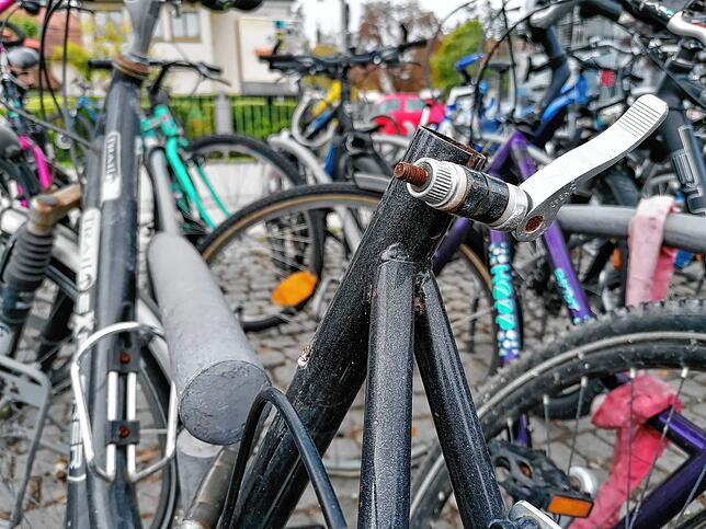 Eines von zahlreichen Fahrrädern, die nicht ganz komplett am ZOB stehen. Hier fehlt ein Sattel.