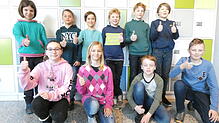 Sie freuen sich über Platz zwei beim europäischen Mathewettbewerb (von links hinten): Leticia, Tobias, Imanuel, Samuel, Malte, Grimm, ...