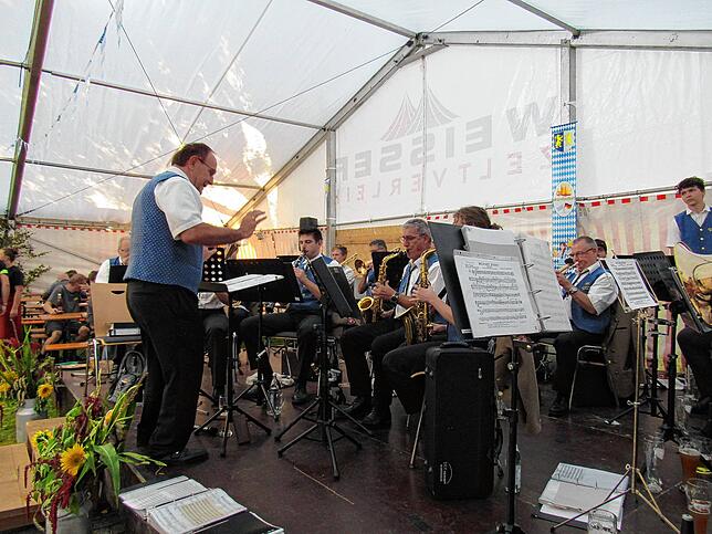 Auch die Musikanten aus Gutenstein sorgen beim Feierabendhock für beste Stimmung.