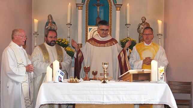 Sie leiteten den Festgottesdienst zur Amtseinsetzung des altkatholischen Pfarrers (von rechts) Robert Geßmann, Generalvikar Jürgen ...