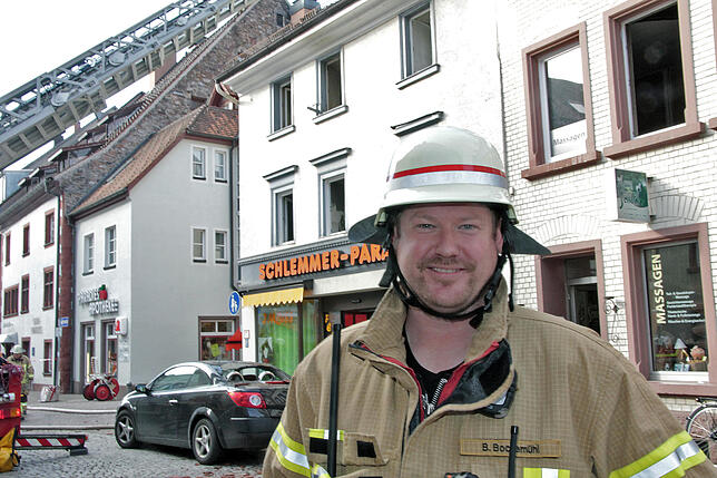 Bild 1: Zehn Menschen aus Flammen gerettet – Mann (27) behindert Feuerwehr bei Anfahrt