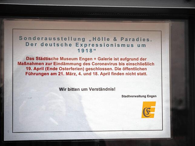 Das Schild am Museumseingang informiert über die Schließung des Museums.