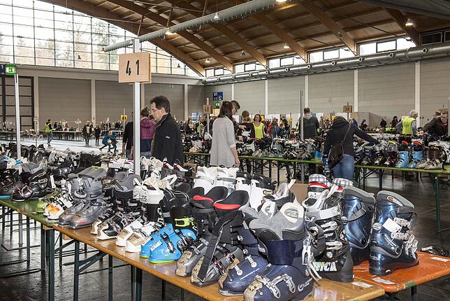 Auch im vergangenen Jahr war die Auswahl auf dem Häfler Skibasar groß. Bild: Anette Bengelsdorf