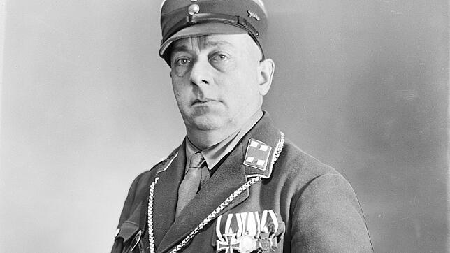 Josef Mayer ließ sich oft im Atelier des Konstanzer Fotografen Josef Fischer porträtieren. Dieses Bild zeigt ihn als Sturmbannführer der ...
