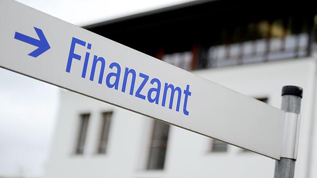 Bei hohen Ausgaben lohnt sich für viele Arbeitgeber eine Lohnsteuerermäßigung.