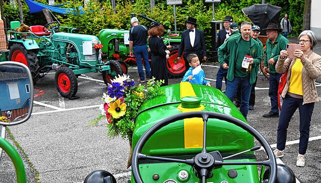 Eine der beiden Premieren am Schwyzertag-Sonntag hatte die Präsentation von mehr als 20¦Oldi-Traktoren zum Inhalt. Die historischen ...