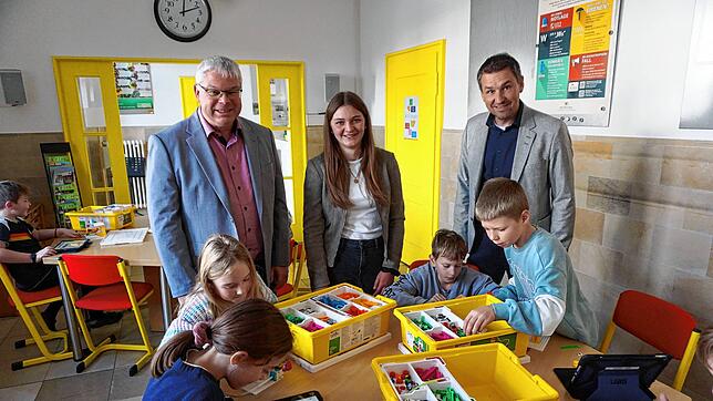 Spielerisch erwerben die Viertklässler der Grundschule Berau mit dem Robotik-Set für Grundschulen die ersten digitalen Kompetenzen. Von ...