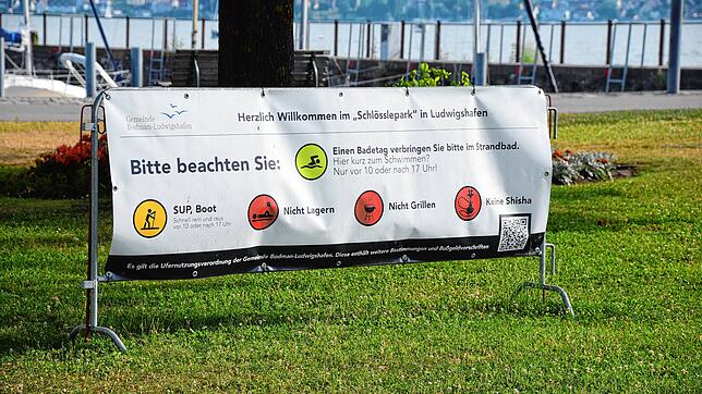 In den Uferanlagen von Bodman und Ludwigshafen weisen solche Banner auf die Regeln hin. Hier ist ein Banner beim Zollhaus in ...