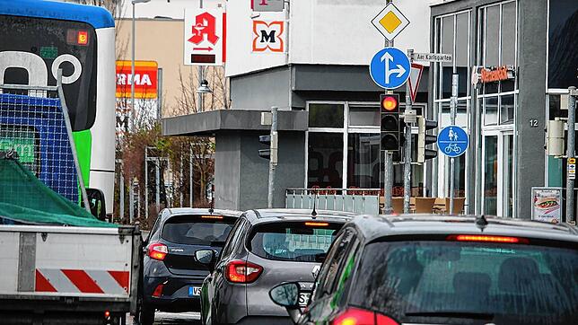 Eine lange Rotphase und viel Verkehr – das sorgt bei dieser Ampel beim Bahnhof schon mal dafür, dass sich die Autos bis in den ...