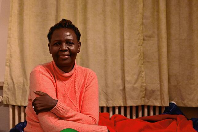 Die Wohnungslose Sylvie Kombo freut sich auf Weihnachten. Sie ist seit März 2023 im Haus Benedikt untergebracht.