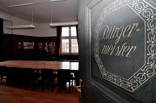 War das Büro des Stadtoberhauptes einst dort angesiedelt, wo heute der Besprechungsraum zu finden ist? Die Türzeichnung deutet darauf ...