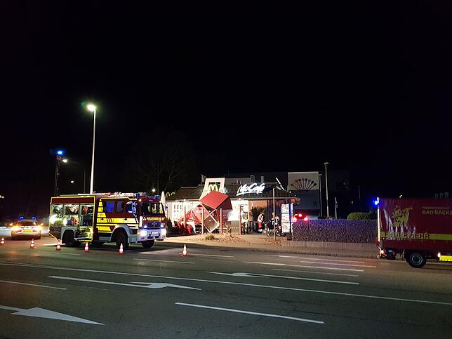 Zu einem schweren Verkehrsunfall am westlichen Ortseingang von Bad Säckingen war die Freiwillige Feuerwehr Bad Säckingen mit sechs ...