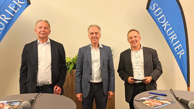 Johannes Moser (Mitte), mit SÜDKURIER-Redakteur Albert Bittlingmaier (links) und Jörg-Peter Rau, Mitglied der Chefredaktion