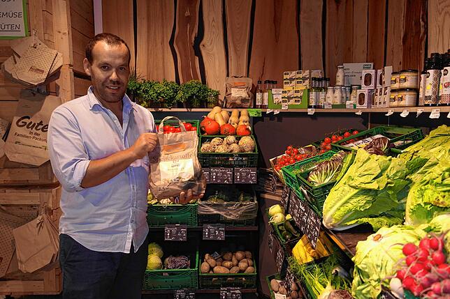 Das Bewusstsein der Menschen für Nachhaltigkeit nimmt zu: Das ist der Eindruck von Reda Doublali, Filialleiter des Bioladens „Kauf ...