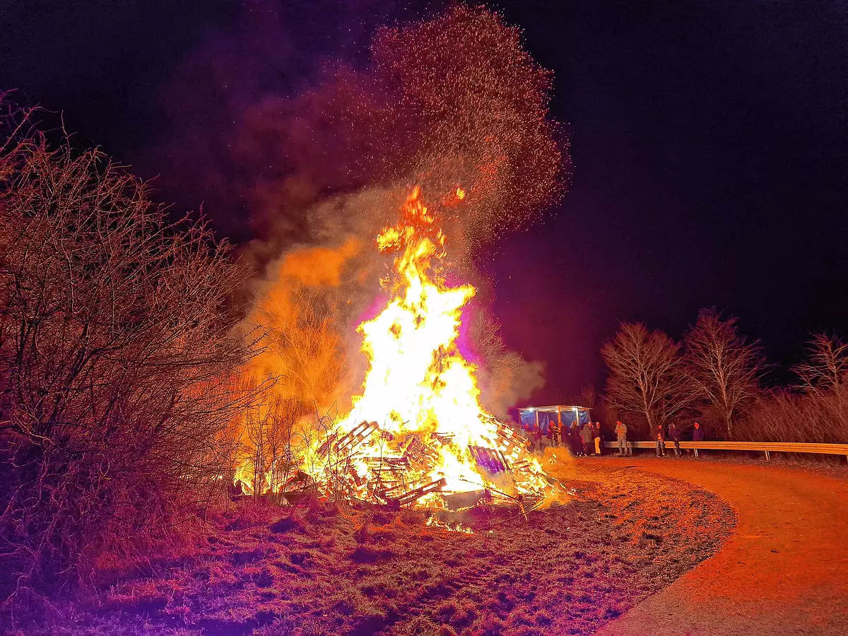 So wird die fünfte Jahreszeit verabschiedet: Viele Fasnetfunken und ...