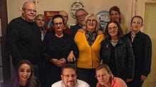 Mit dem Team „Geistesblitz“, den Gewinnern des ersten Kneipenquizzes, freuen sich Martin Erdmann (Zweite von links), Cindy Fehrenbach, ...