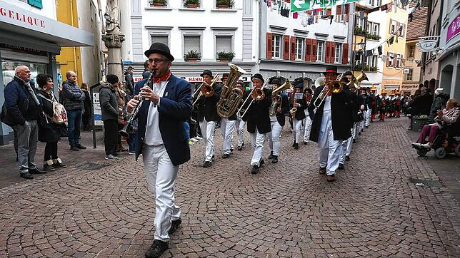 Die Stadtmusik Tiengen – hier beim Fasnachtsumzug in Tiengen 2020 – wird im Vergleich zum heimelig-überschaubaren Ambiente ...