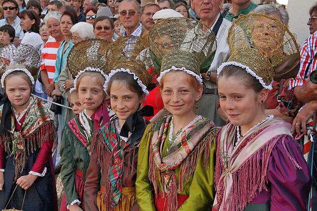 &bdquo;Es bringt einfach auch Spaß.&ldquo; Was Trachtenmutter Renate Lohr ausdrückt, vermittelt dieses Bild von 2007, es zeigt (von ...