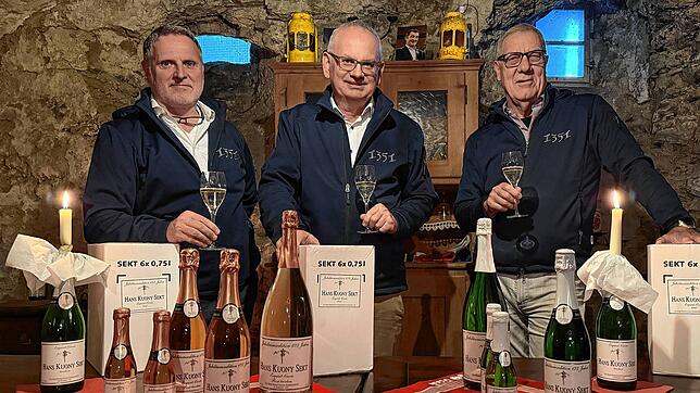 Laufnarrenvater Michael Zehnle (von links), Narrenrichter Jürgen Koterzyna und Kämmerer Martin Bosch sind zufrieden mit der ...