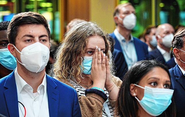 Unterstützer der CDU / CSU sind bedient nach der Bekanntgabe der ersten Prognosen zum Ausgang der Bundestagswahl auf der Wahlparty ihrer ...