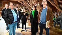 Von der geräumigen Tenne beeindruckt sind von links Felix Broghammer, Manfred Moosmann, Susanne Gwosch, Ronja Hermann, Dorothee ...