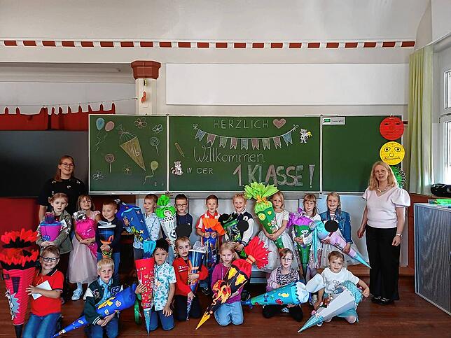 Mit bunten Schultüten starteten die Erstklässler der Klasse 1b der Hebelschule in Rielasingen mit ihren Klassenlehrerinnen Sonja ...