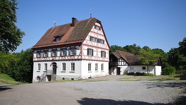 Der Zeiserhof &ndash; hier ein Archivbild &ndash; steht direkt an der Zufahrt zum Schlossareal. Die Straße von außerhalb kommt von links ...