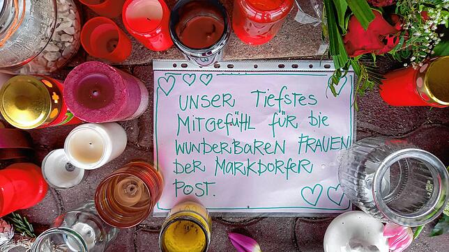 Viele Markdorfer drücken ihre Anteilnahme aus. Sie legen Kerzen, Blumen und selbst verfasste Nachrichten vor der Tür des Megamix ein.