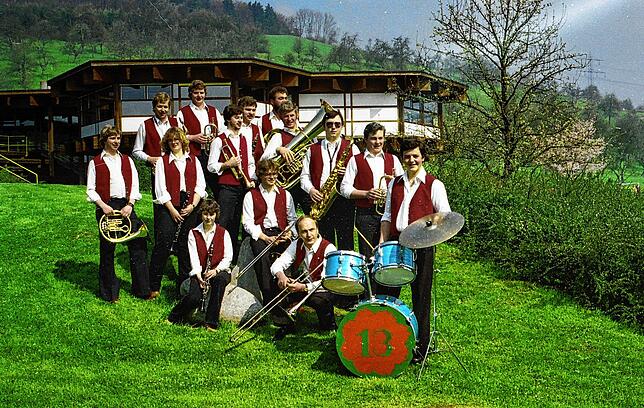 Die Tanzmusikabteilung des Musikvereins Gurtweil, &bdquo;Die fidelen 13&ldquo;, wurden wesentlich von Walter Duttlinger, vorne kauernd ...