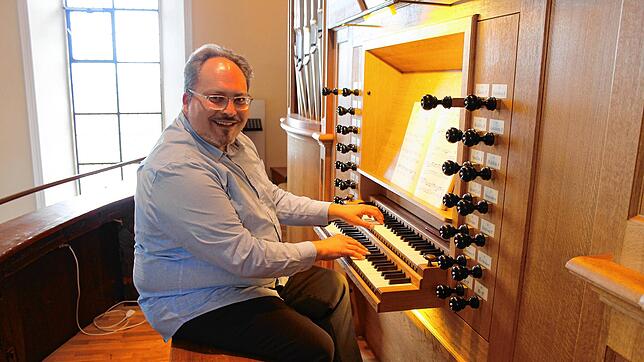Stefan Pöll begeistert an der Orgel der Kirche St. Leodegar und Marzellus mit Bachs Goldberg-Variationen. Foto: Michelle Güntert