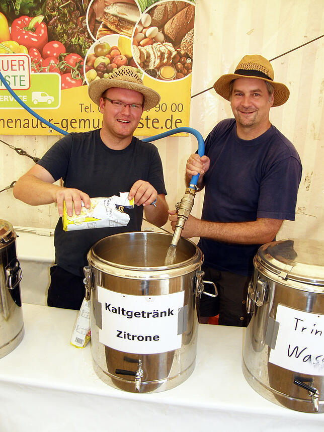 Eine besonders wichtige Aufgabe bei den hohen Temperaturen haben Martin Spicker (links) und Christian Beschle. Sie sind für Kaltgetränke ...