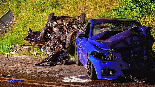 Der Zustand der beiden Fahrzeuge zeugt nach dem Unfall im Juli 2019 von der Wucht des Zusammenpralls. Bei diesem Unfall auf der ...