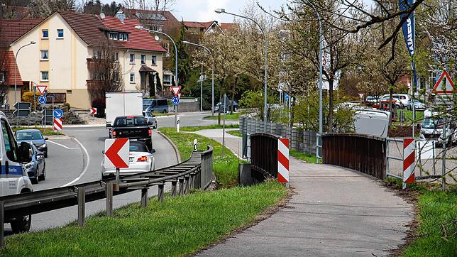 Die Brücke, die an der Bundesstraße 313 beim Rißtorf-Kreisel über die Stockacher Aach führt, wird neu gebaut.