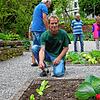 Zwischen Krankenhaus und Spitalkirche hat Gartenbauer Markus Krafft mit seinem Team einen Garten für alle Engener geschaffen.